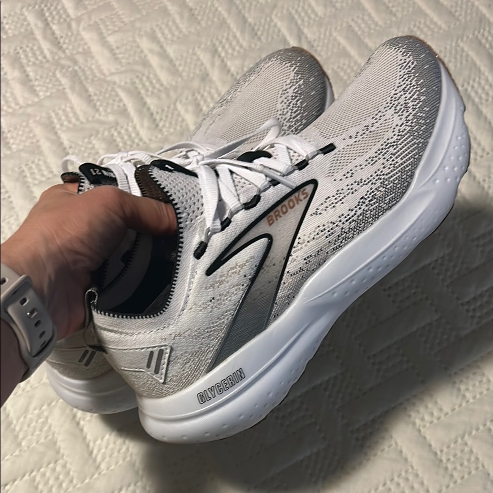 Brooks White and Black stealth fit GLYCERIN